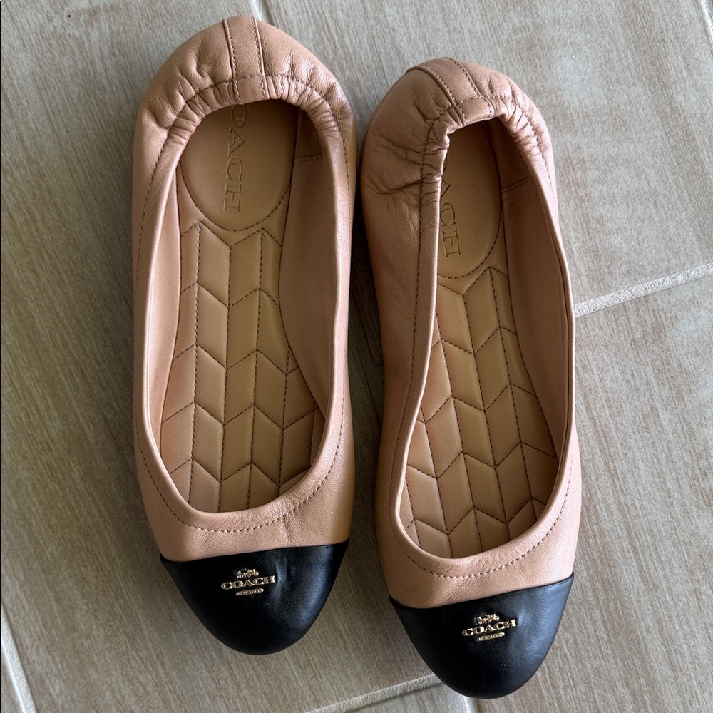 Coach Women's Beige and Black Flats